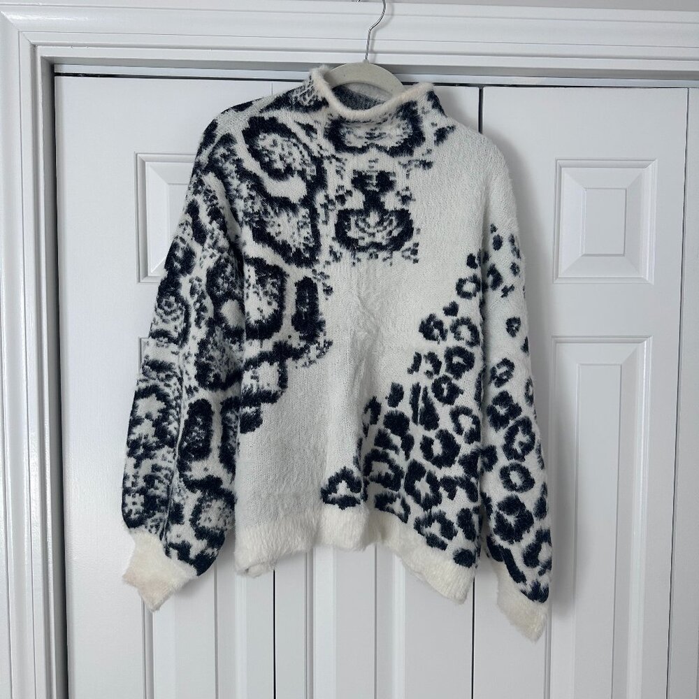 Vince Camuto Women's Animal Print Jacquard Fuzzy Sweater | M